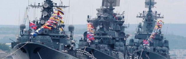 Путин принял участие в морском параде в Петербурге в честь Дня ВМФ