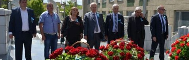 Крымскотатарская общественность возложила цветы к депортационным мемориалам